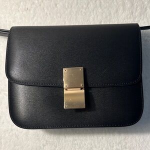 Many way as strap can adjust ascrossbody to shoulder or remove to use as clutch